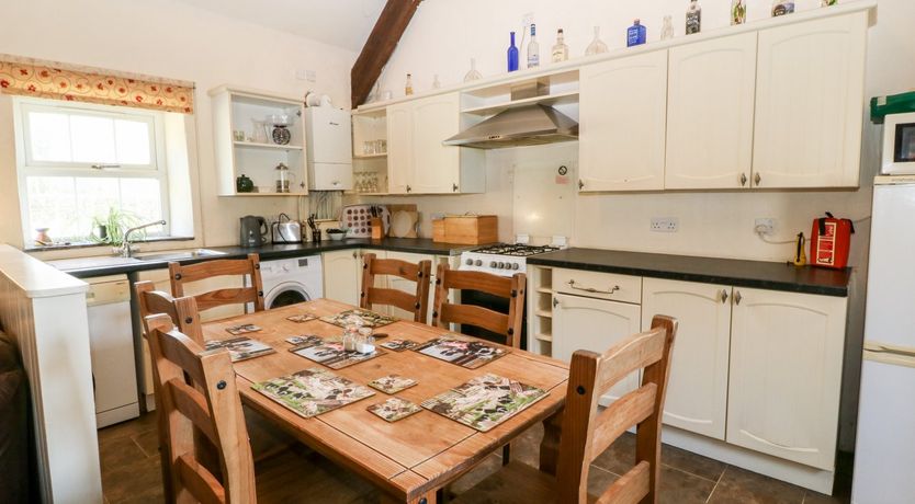 Photo of Bwthyn y Dderwen (Oak Cottage)