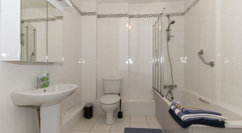 Photo of Luxury 1 Bed (Sleeps 4), Available Now