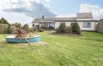 Llys Llywenan Holiday Home