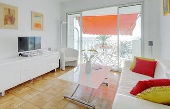 Azur View - Beautiful & Overlooking the beach Apartment
