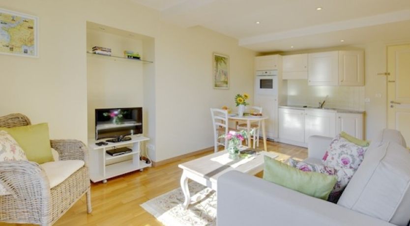 Photo of Yasmin - charm mixed with chic in Massena