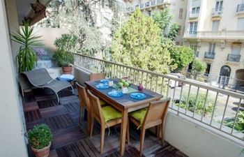 Imperial - Stylishly renovated with balcony Apartment