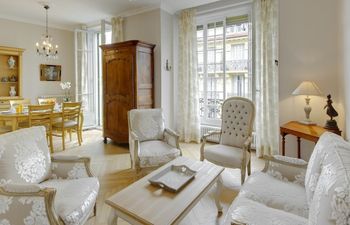 L'Authentique - Elegant & Spacious! Apartment