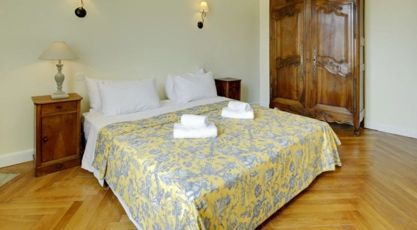 Photo of L'Authentique - Elegant & Spacious!