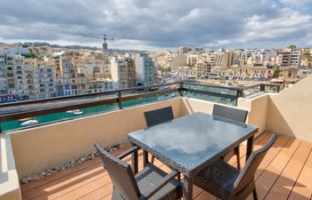 Spinola Bay Seafront Duplex Penthouse Holiday Home