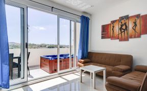 Photo of Sunny 2-bedroom with terrace and Seaviews
