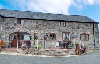 2 Dolwen Farm Shop Holiday Cottage