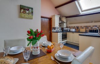 1 Dolwen Farm Shop Holiday Cottage