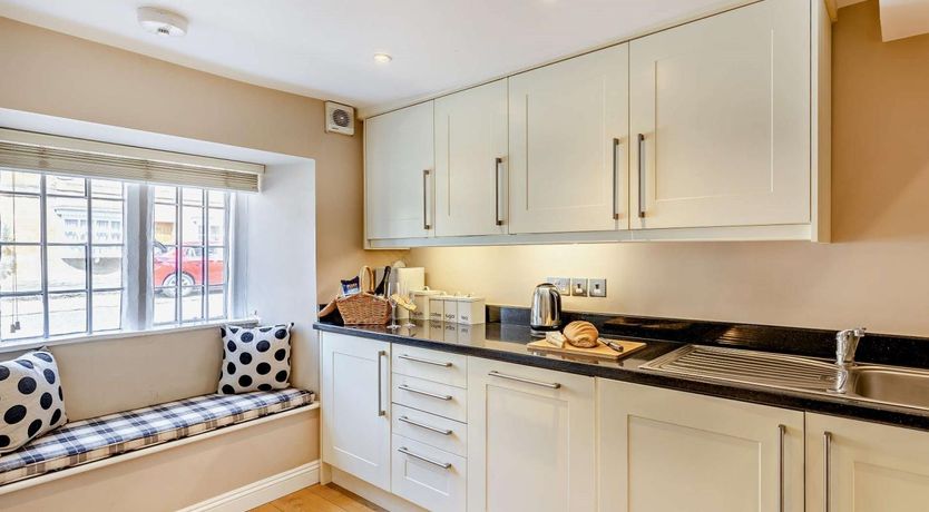 Photo of 2 Bed in Broadway