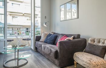 Cafe - Charming, One Bedroom Apartment Apartment