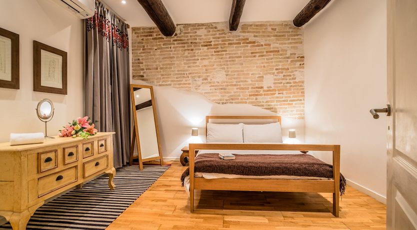 Photo of Pebble Loft - Spacious & Contempoary