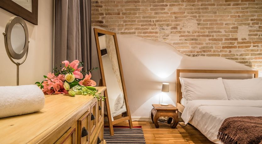 Photo of Pebble Loft - Spacious & Contempoary