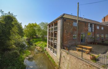 Canal Side Holiday Cottage