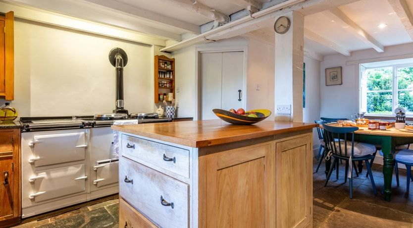 Photo of 6 Bed in Knightcote