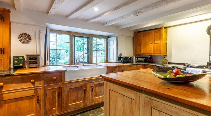 Photo of 6 Bed in Knightcote