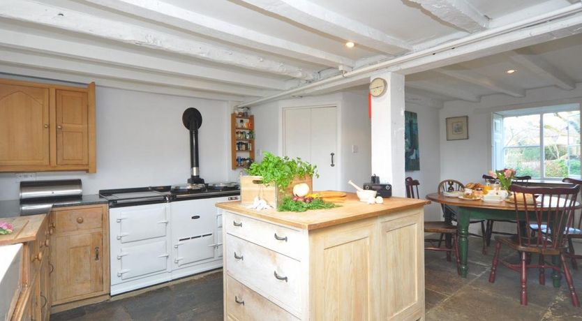 Photo of 6 Bed in Knightcote