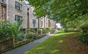 Photo of 4 Bed in St. Austell
