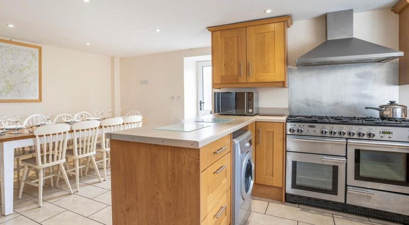 Photo of 4 Bed in Cellan