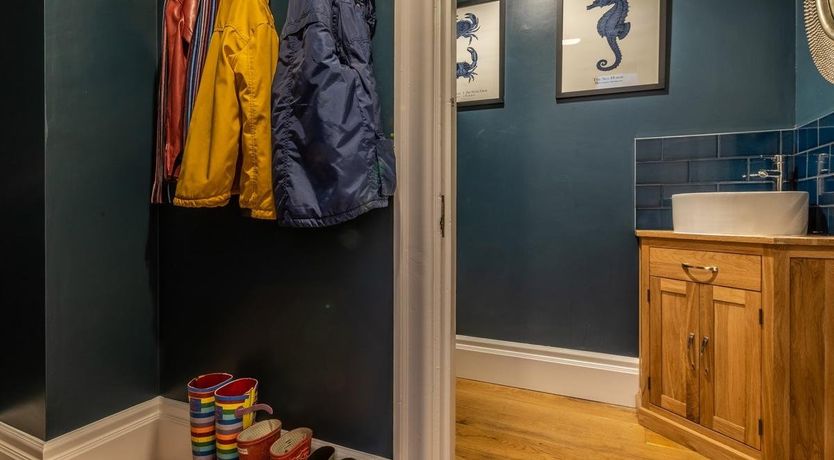 Photo of 6 Bed in Hillcommon