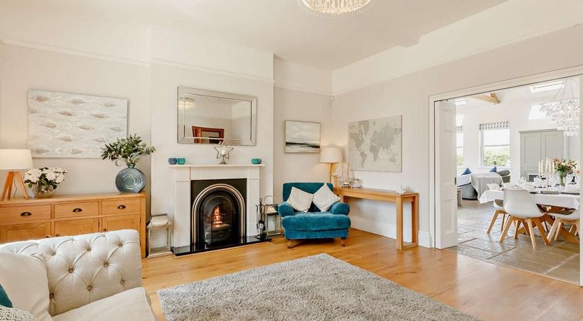 Photo of 6 Bed in Hillcommon