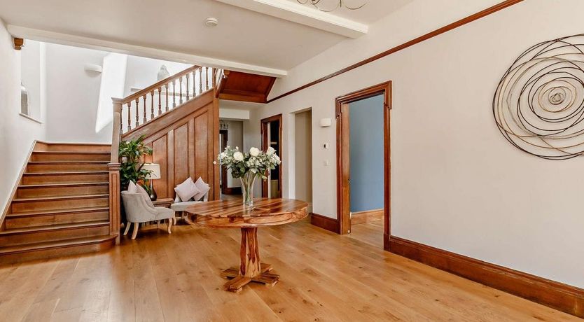 Photo of 6 Bed in Hillcommon