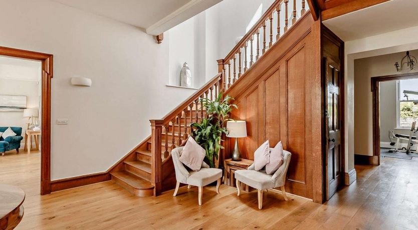 Photo of 6 Bed in Hillcommon