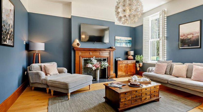 Photo of 6 Bed in Hillcommon