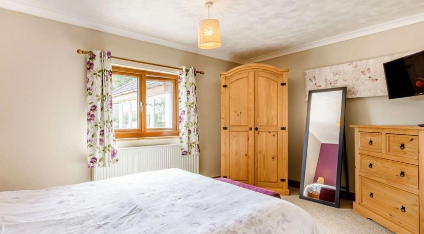 Photo of 2 Bed in Higher Clovelly