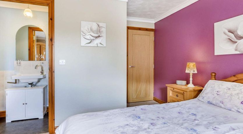 Photo of 2 Bed in Higher Clovelly