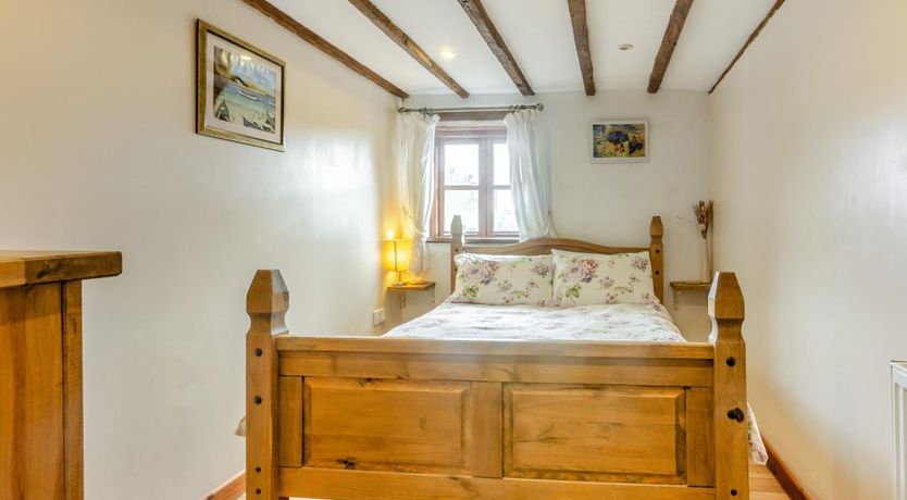 Photo of 4 Bed in Pyworthy