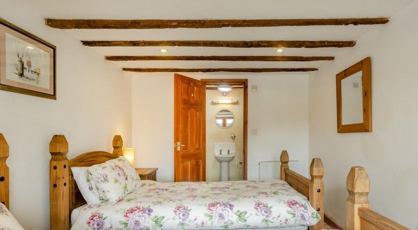 Photo of 4 Bed in Pyworthy