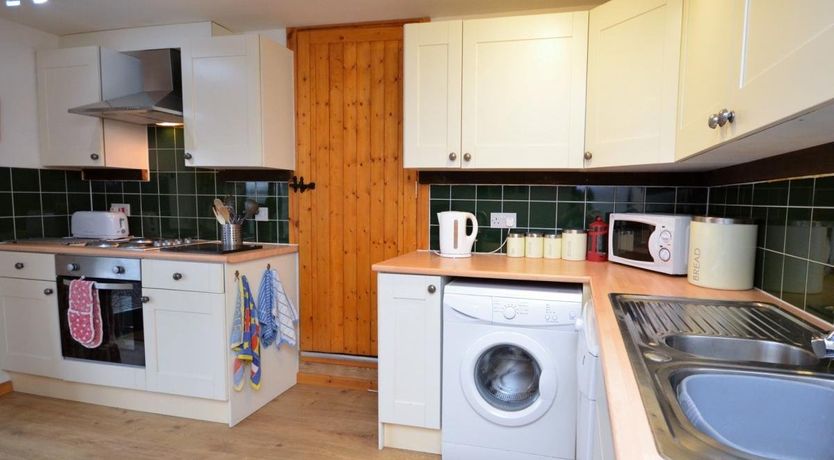 Photo of 5 Bed in Hundleton