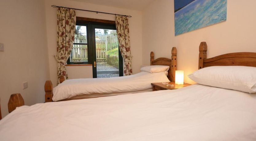 Photo of 5 Bed in Hundleton