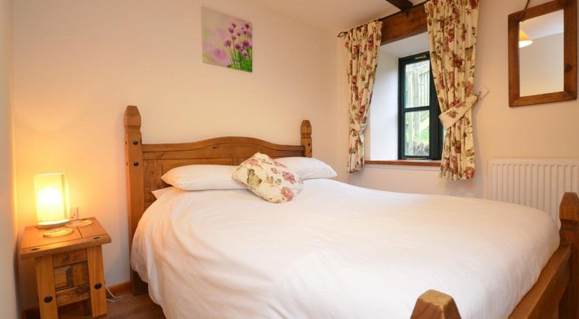 Photo of 5 Bed in Hundleton