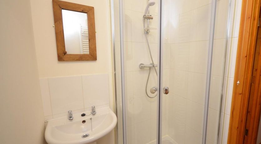 Photo of 5 Bed in Hundleton