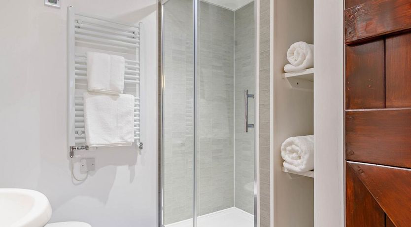 Photo of 2 Bed in Higher Clovelly