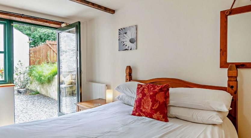 Photo of 4 Bed in Hundleton