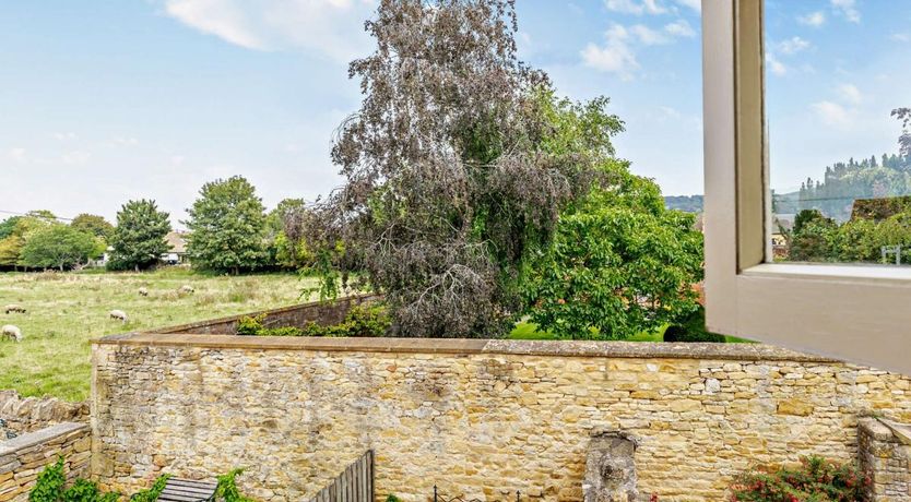 Photo of 2 Bed in Broadway