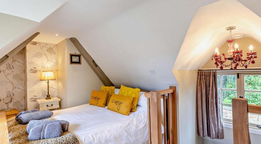 Photo of 2 Bed in Broadway