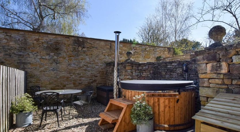 Photo of 2 Bed in Broadway