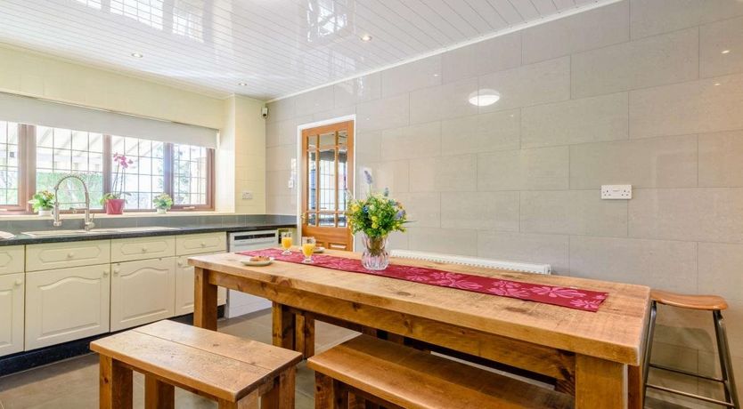 Photo of 4 Bed in Calow