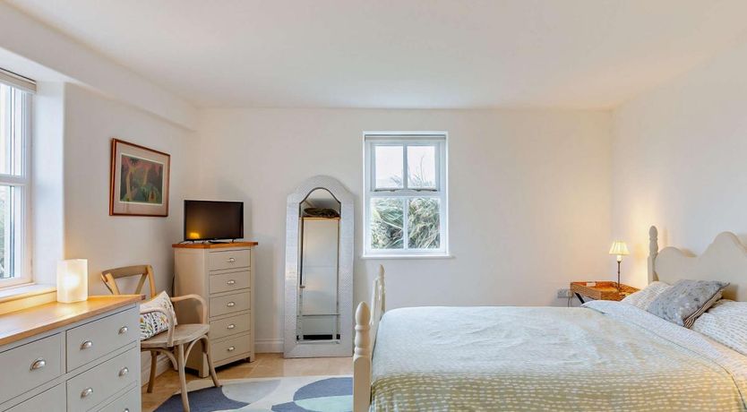 Photo of 1 Bed in West Polberro