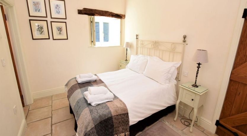 Photo of 2 Bed in Holmesfield