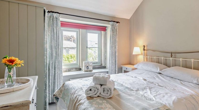 Photo of 4 Bed in Calver