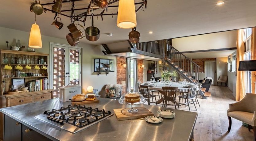 Photo of 6 Bed in Nash