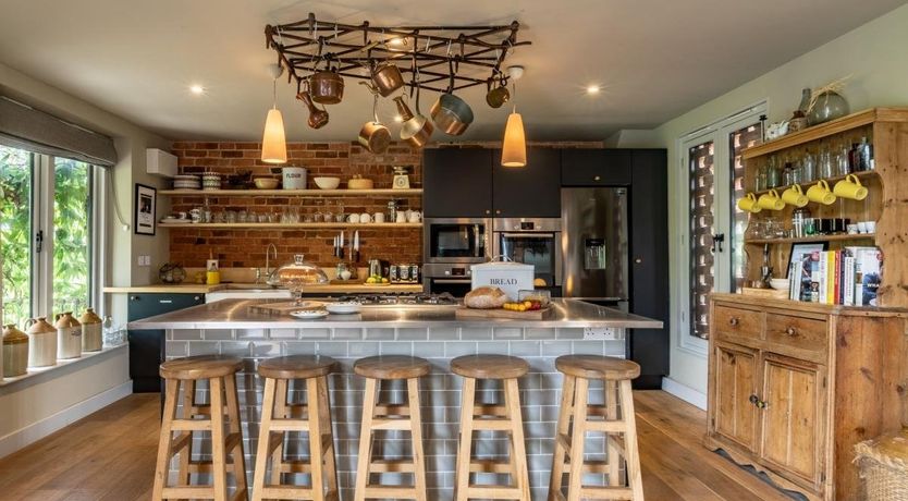 Photo of 6 Bed in Nash