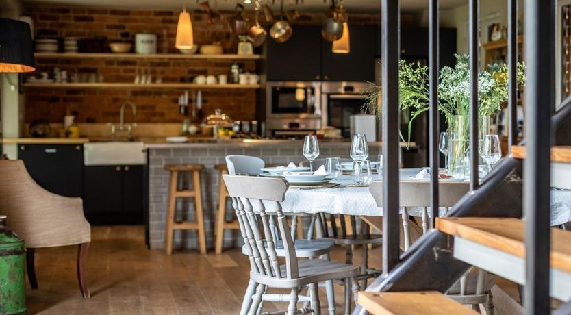 Photo of 6 Bed in Nash