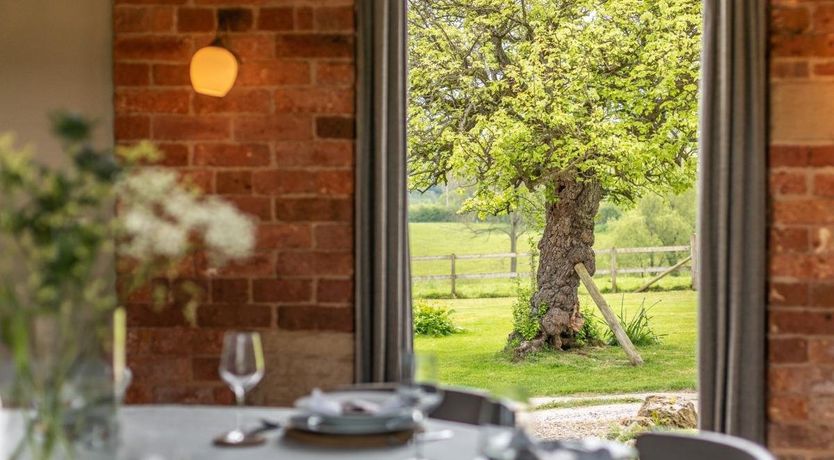 Photo of 6 Bed in Nash