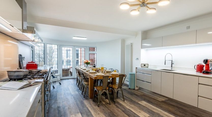 Photo of 6 Bed in Northam