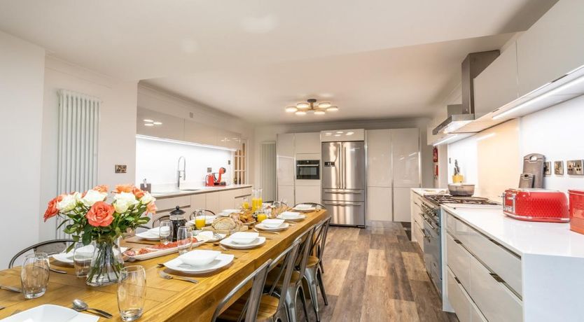 Photo of 6 Bed in Northam